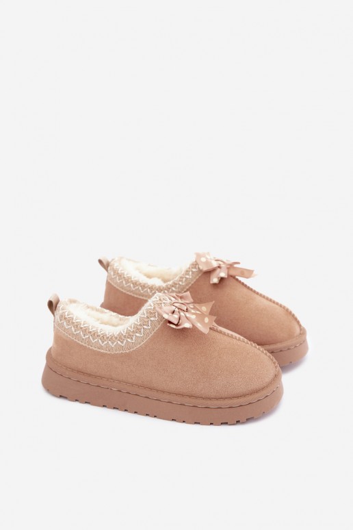 botas de nieve para niños con flores bordadas y lazo en color arena Ysmerine