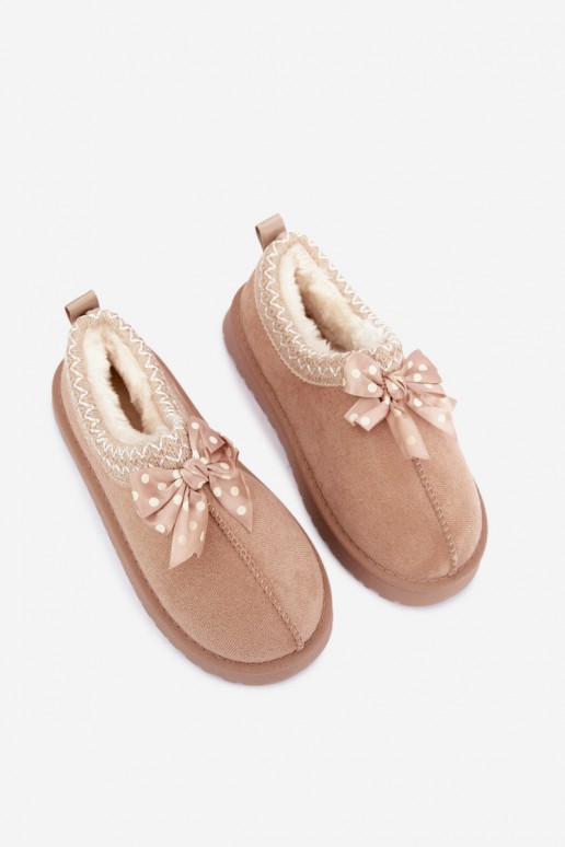 botas de nieve para niños con flores bordadas y lazo en color arena Ysmerine