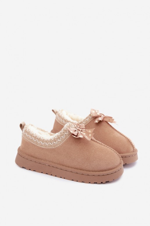 botas de nieve para niños con flores bordadas y lazo en color arena Ysmerine