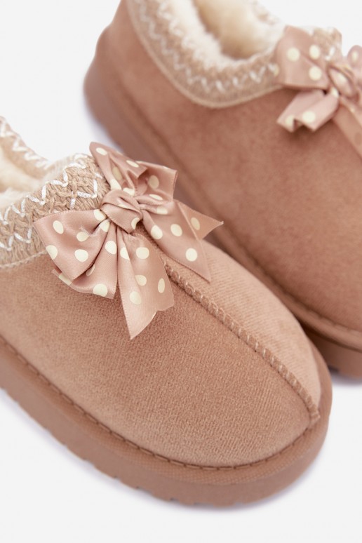 botas de nieve para niños con flores bordadas y lazo en color arena Ysmerine