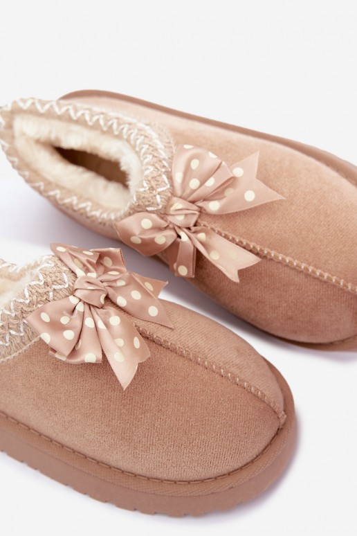 botas de nieve para niños con flores bordadas y lazo en color arena Ysmerine
