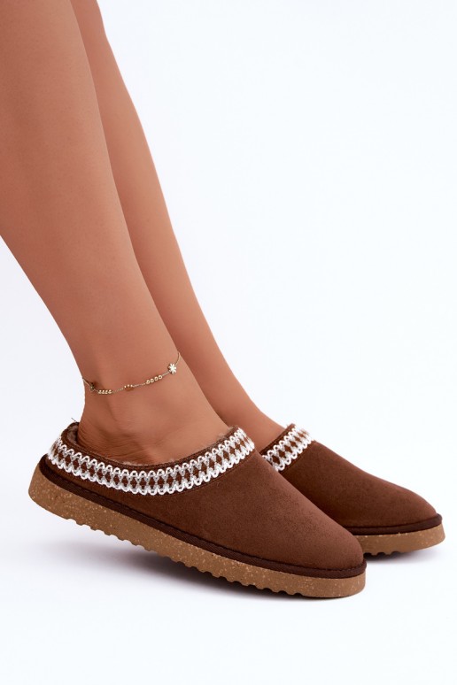 zapatillas de casa para mujer con flores bordadas en color marrón Inblu