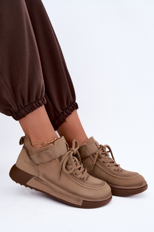 botines aislados de cuero natural Lee Cooper LCJ-26-19-4603 en color caqui