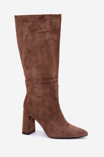 botas altas aisladas con tacón en color arena Evelle