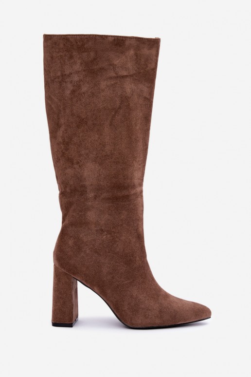 botas altas aisladas con tacón en color arena Evelle