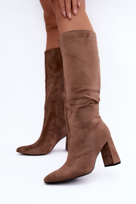 botas altas aisladas con tacón en color arena Evelle