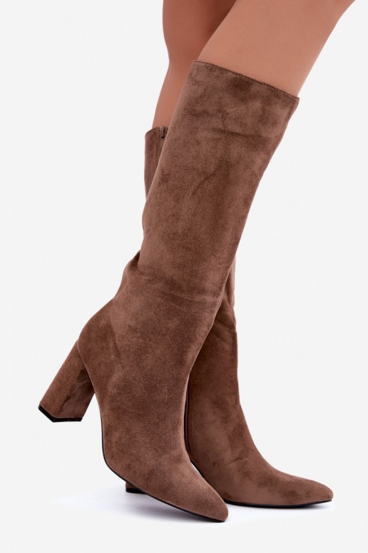 botas altas aisladas con tacón en color arena Evelle