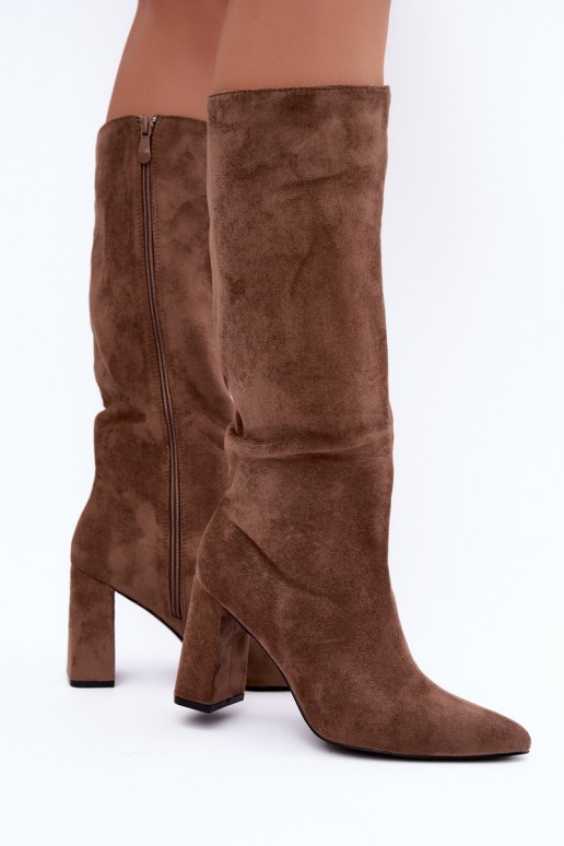 botas altas aisladas con tacón en color arena Evelle
