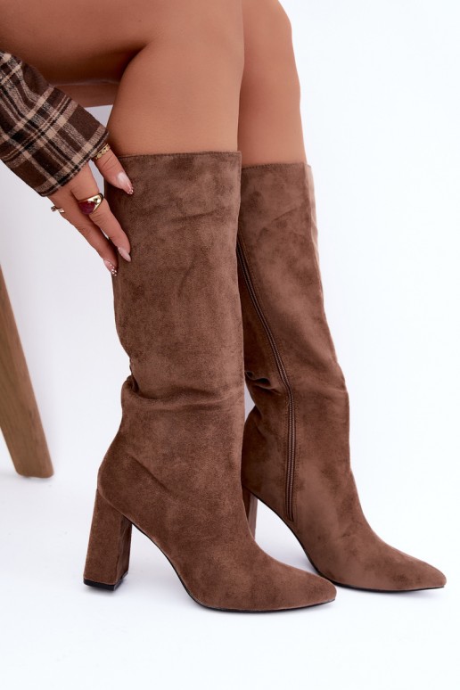 botas altas aisladas con tacón en color arena Evelle
