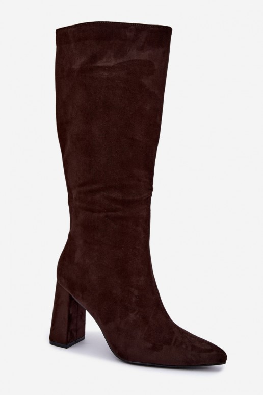 botas altas aisladas con tacón en color chocolate Evelle