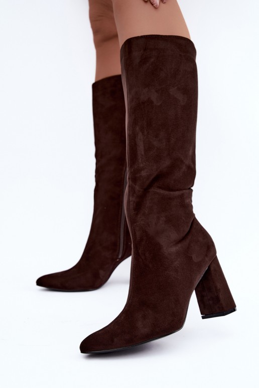 botas altas aisladas con tacón en color chocolate Evelle