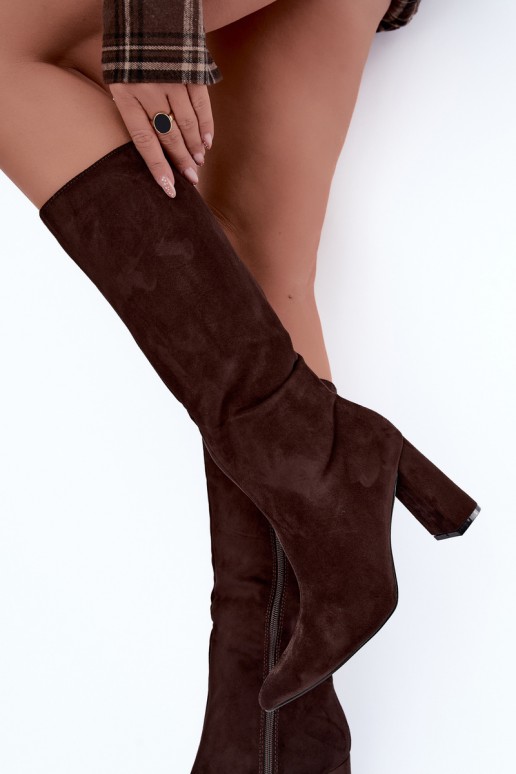 botas altas aisladas con tacón en color chocolate Evelle