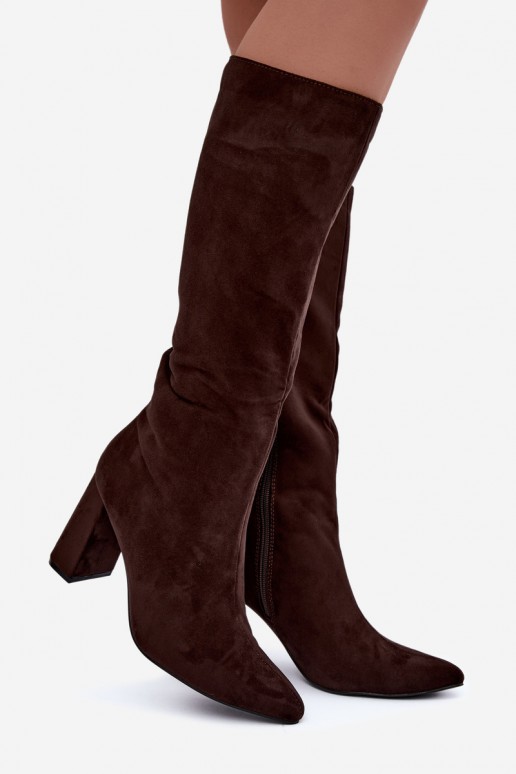 botas altas aisladas con tacón en color chocolate Evelle