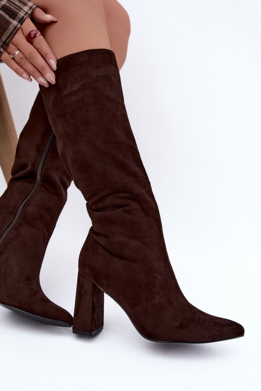 botas altas aisladas con tacón en color chocolate Evelle