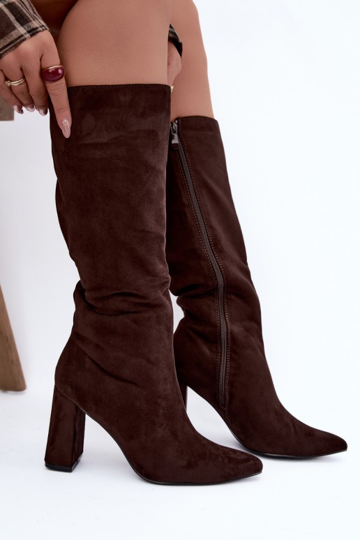 botas altas aisladas con tacón en color chocolate Evelle