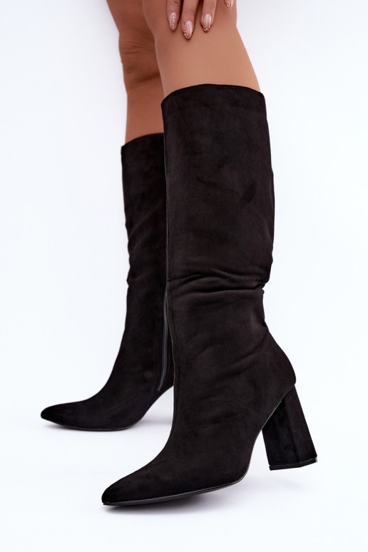 botas altas aisladas con tacón en color negro Evelle