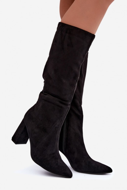 botas altas aisladas con tacón en color negro Evelle