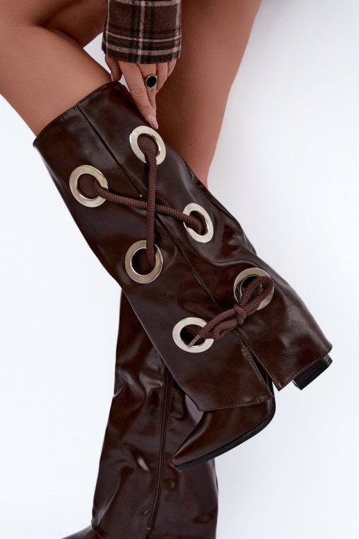 botas altas con caña atada y cordones decorativos en color chocolate Pamina