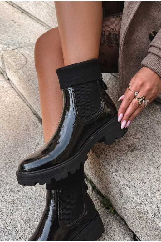 botines elegantes con efecto charol en color negro Sevella