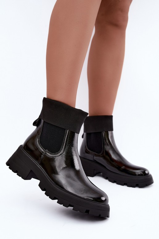 botines elegantes con efecto charol en color negro Sevella