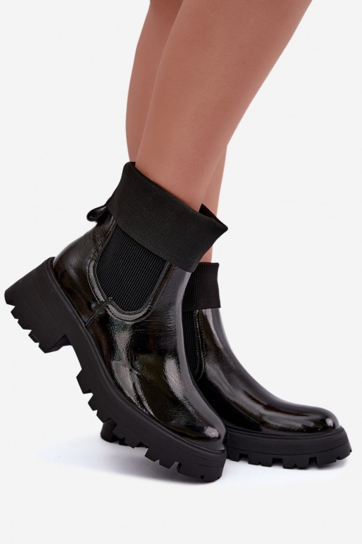 botines elegantes con efecto charol en color negro Sevella