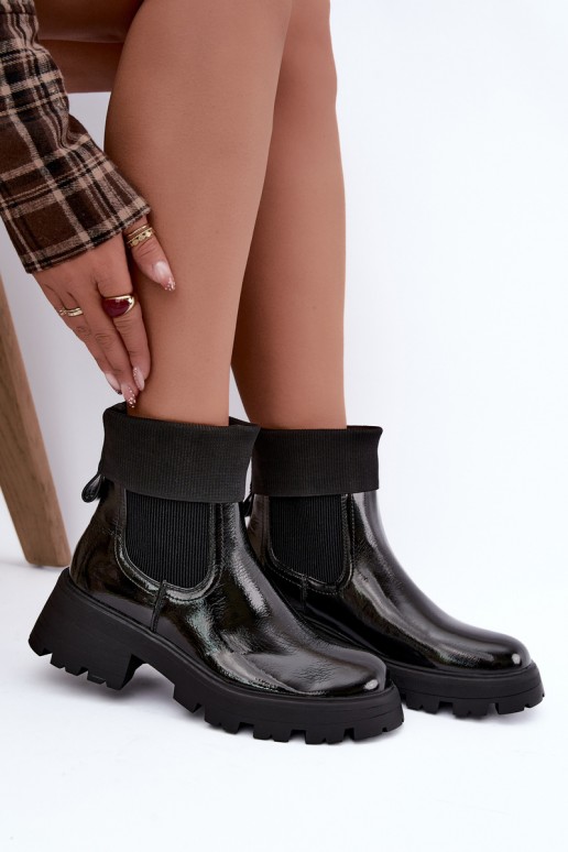 botines elegantes con efecto charol en color negro Sevella