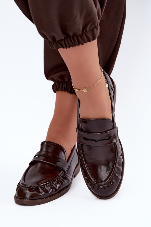 mocasines lacados con volantes en color chocolate Hellenne
