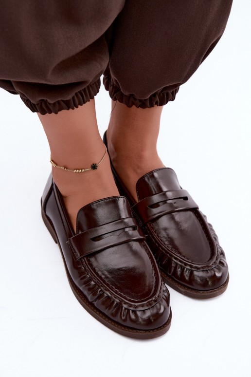mocasines lacados con volantes en color chocolate Hellenne