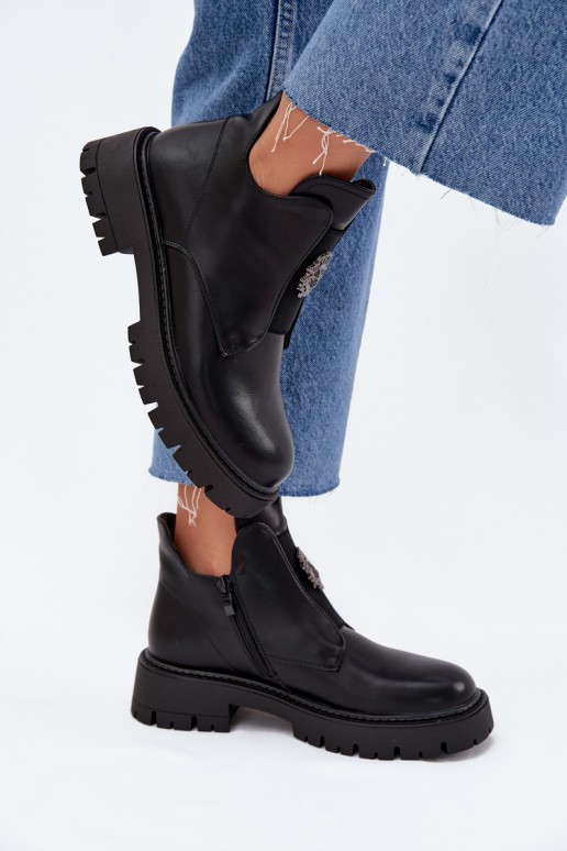 Botines negros aislados de tacón bajo para mujer con adornos Lavira