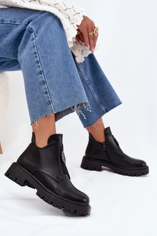 Botines negros aislados de tacón bajo para mujer con adornos Lavira