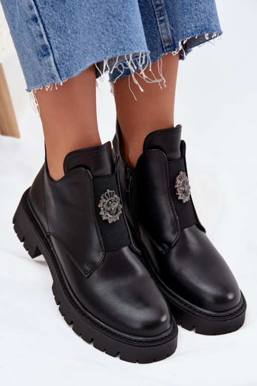 Botines negros aislados de tacón bajo para mujer con adornos Lavira