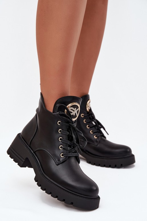 Botines aislados para mujer con detalles dorados en negro Kavirae