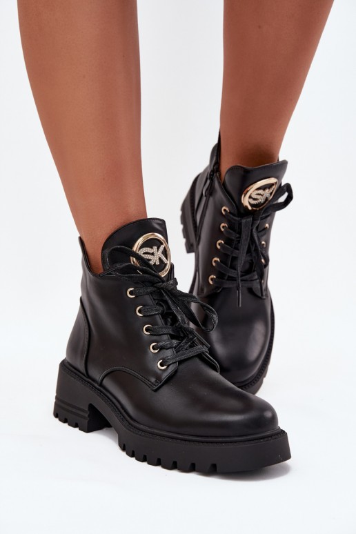 Botines aislados para mujer con detalles dorados en negro Kavirae