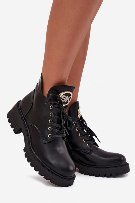 Botines aislados para mujer con detalles dorados en negro Kavirae