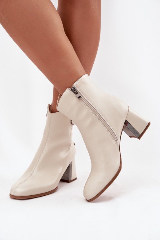 Botines aislados de cuero natural con tacones en color arena