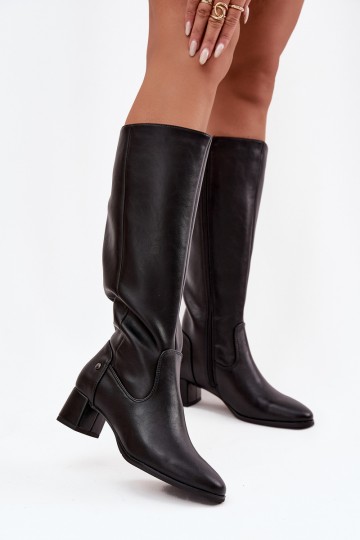 Botas negras aisladas para mujer por encima de la rodilla de cuero con tacones