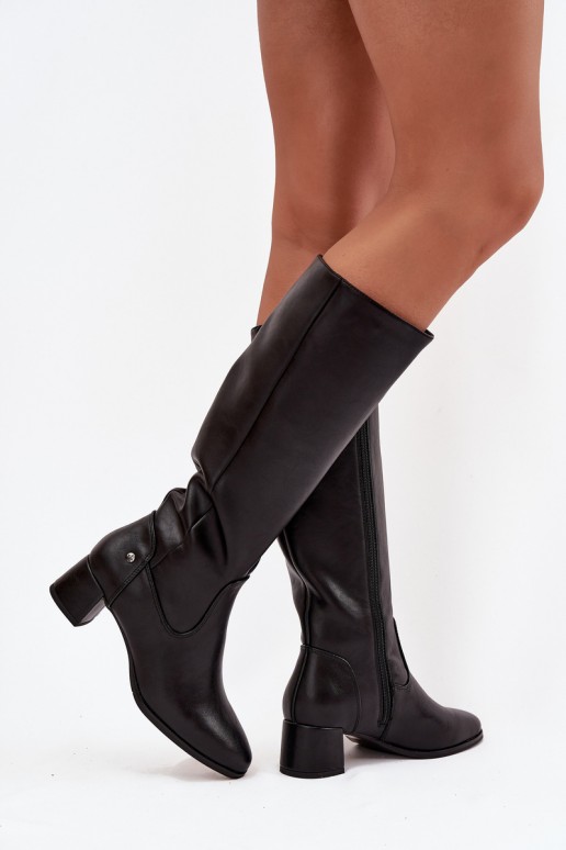 Botas negras aisladas para mujer por encima de la rodilla de cuero con tacones