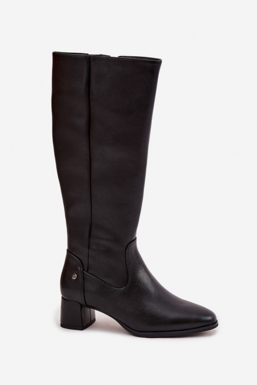 Botas negras aisladas para mujer por encima de la rodilla de cuero con tacones