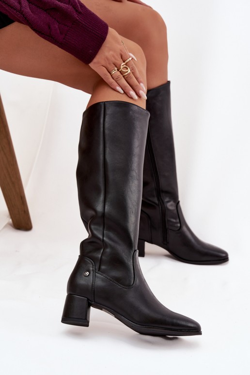 Botas negras aisladas para mujer por encima de la rodilla de cuero con tacones
