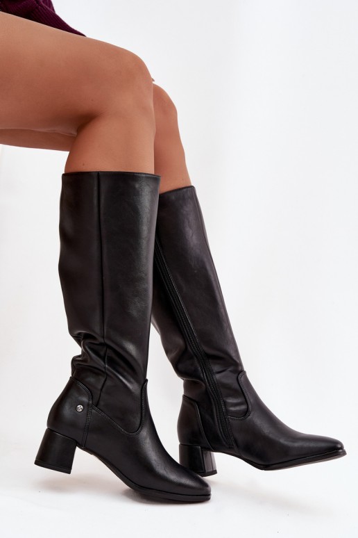 Botas negras aisladas para mujer por encima de la rodilla de cuero con tacones