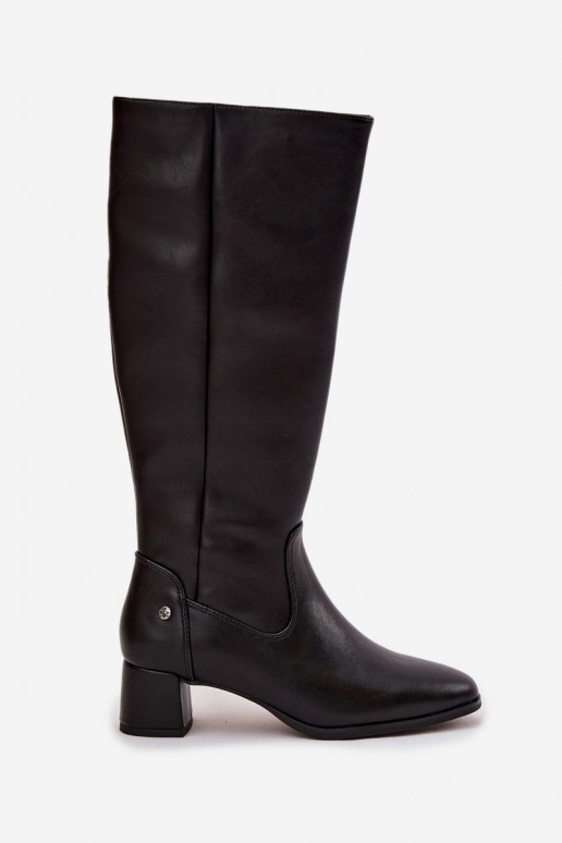 Botas negras aisladas para mujer por encima de la rodilla de cuero con tacones