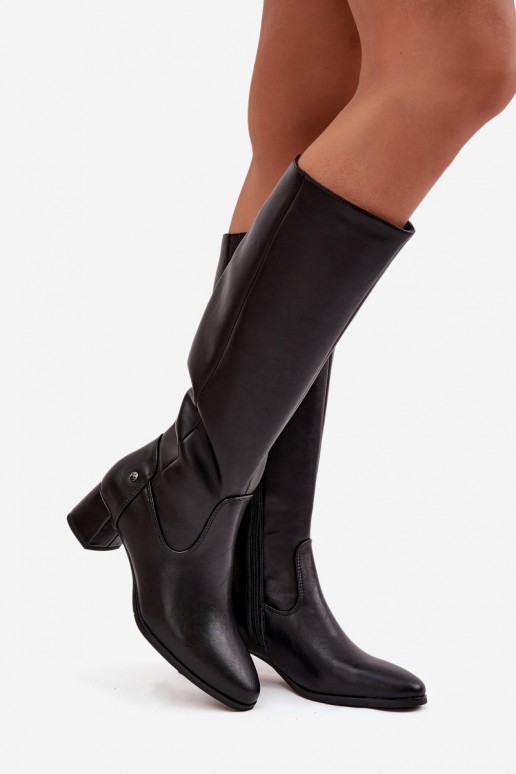 Botas negras aisladas para mujer por encima de la rodilla de cuero con tacones