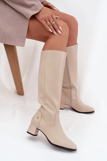 Botas beige aisladas para mujer por encima de la rodilla de cuero con tacones