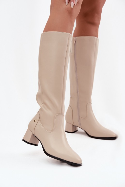 Botas beige aisladas para mujer por encima de la rodilla de cuero con tacones