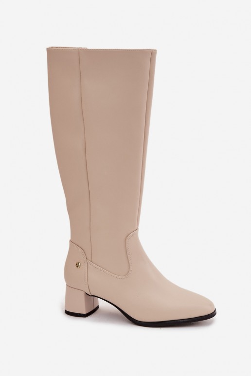 Botas beige aisladas para mujer por encima de la rodilla de cuero con tacones