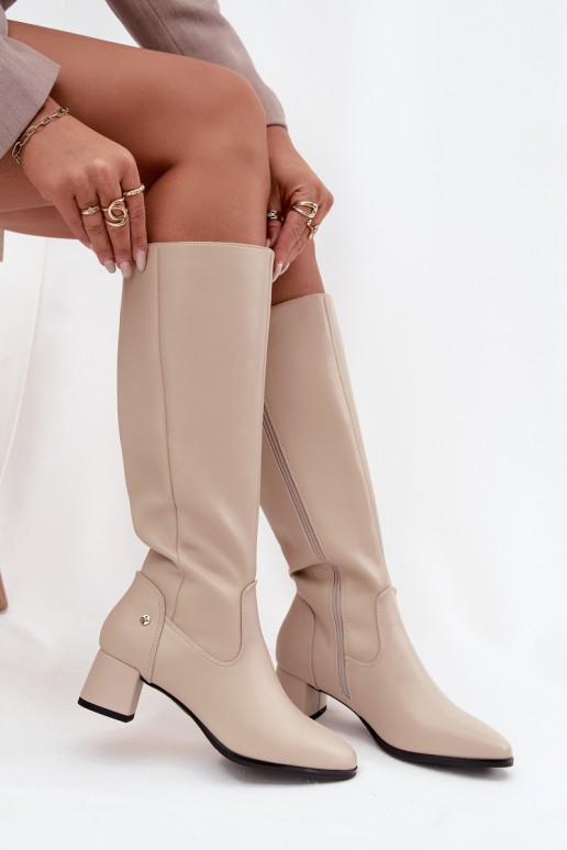 Botas beige aisladas para mujer por encima de la rodilla de cuero con tacones