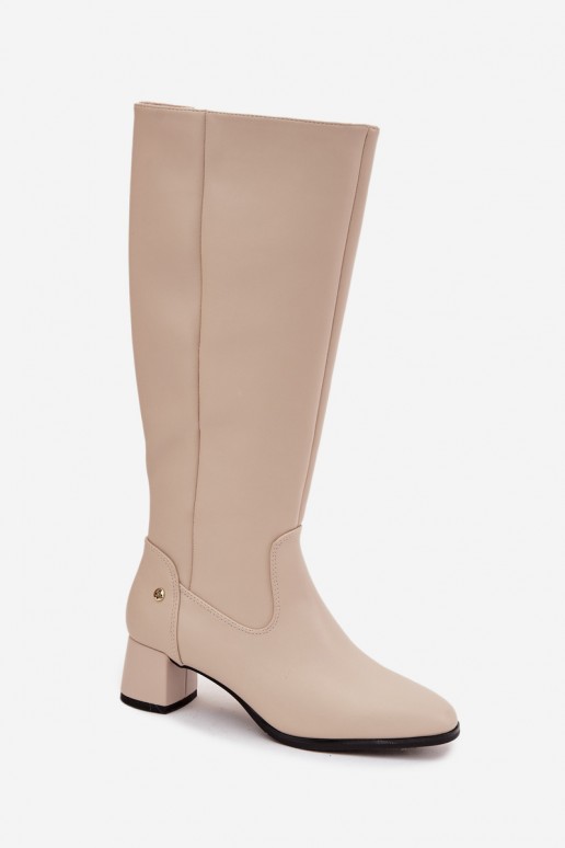 Botas beige aisladas para mujer por encima de la rodilla de cuero con tacones