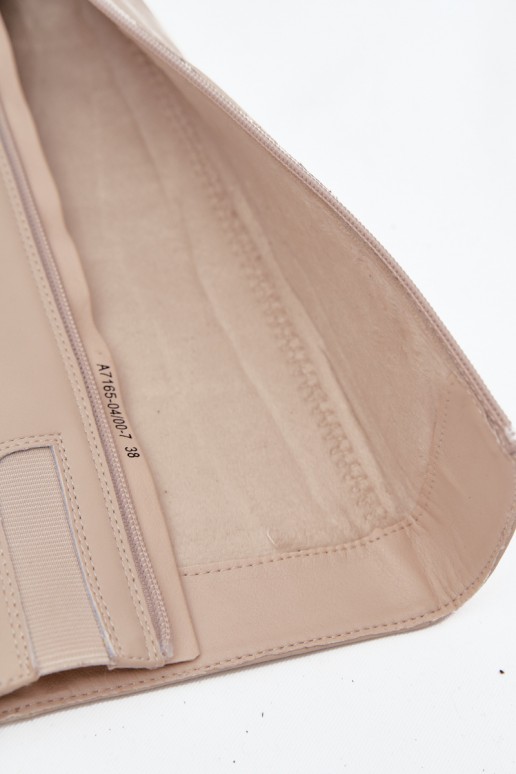 Botas beige aisladas para mujer por encima de la rodilla de cuero con tacones