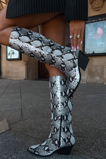 botas altas forradas de estilo cowboy con patrones de serpiente en color negro Bellina