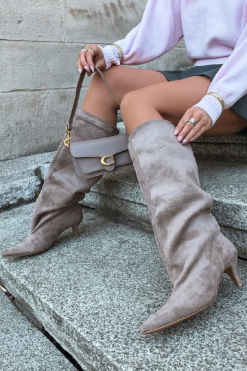 Botas altas cálidas con volantes y tacones en color arena Oriellea 2